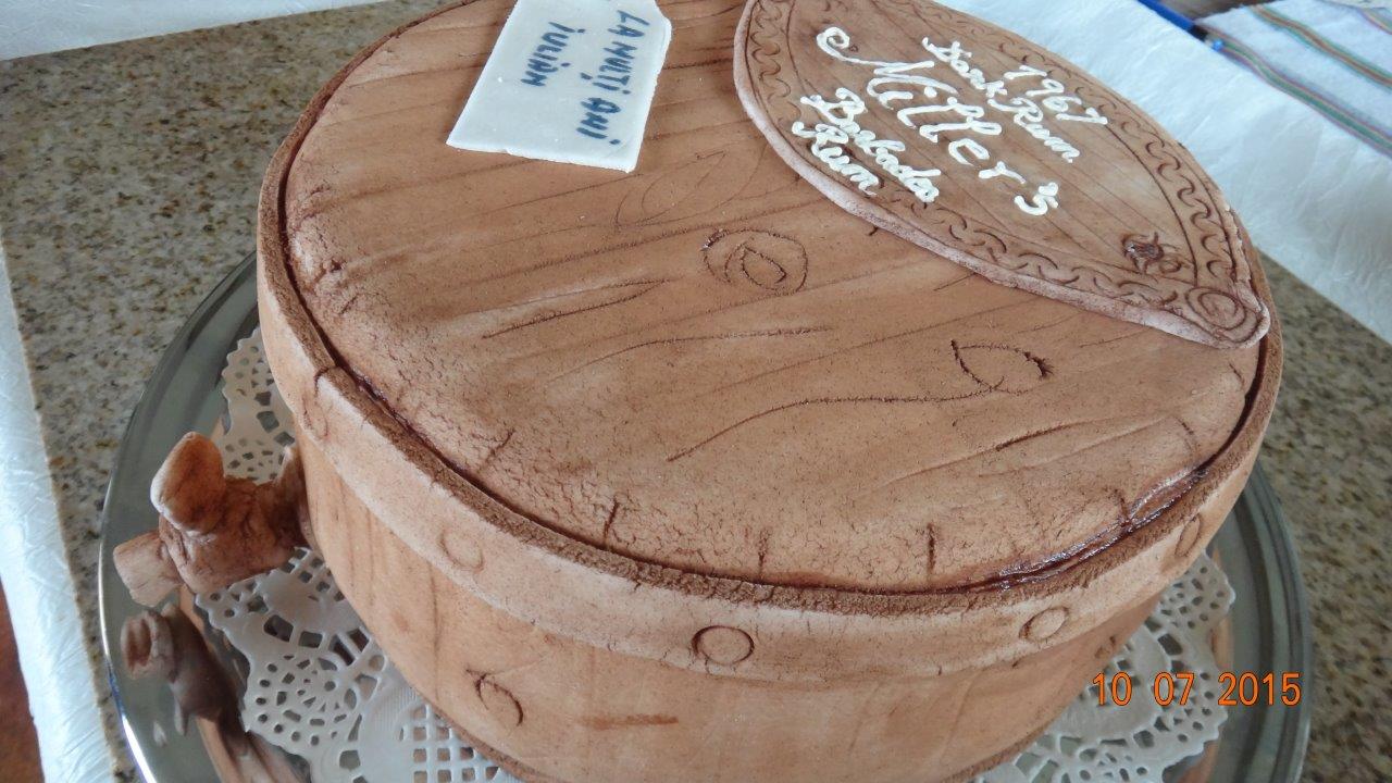 Tort butoi , brownie cu cafea , mousse de ciocolata amaruie cu bere neagra Guiness , un strat subtire de jeleu de bere , un strat de mousse de ciocolata cu rom negru din Barbados Caraibe.